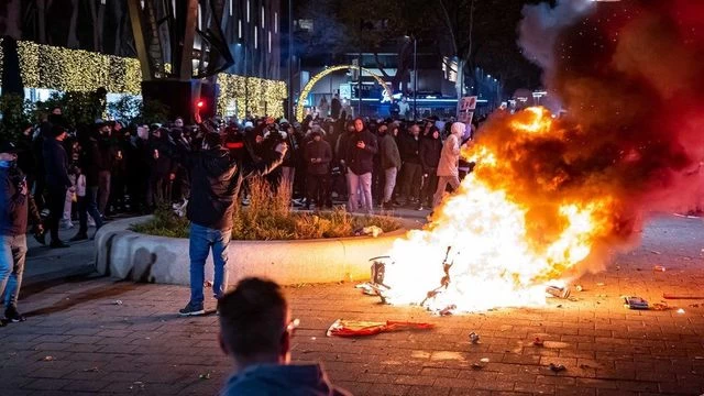 Proteste violente la Rotterdam impotriva restricțiilor VIDEO
