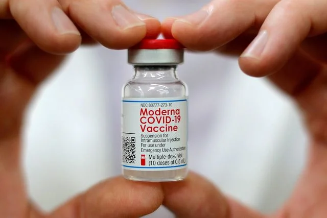 Vaccinul Moderna este ceva mai eficient decât Pfizer împotriva tulpinilor Alpha și Delta